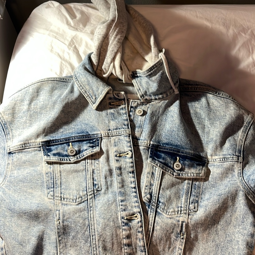 Cropped Hollister jean jacket. Size small.